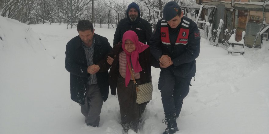 KAR NEDENİYLE YOLU KAPANAN İKİ HASTAYI HASTANEYE JANDARMA GÖTÜRDÜ