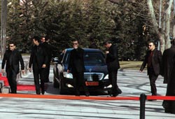 Korumalar siyah giydi