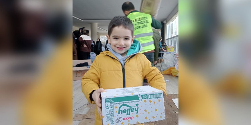 HARÇLIĞIYLA ALDIĞI ÇİKOLATALARI DEPREM BÖLGESİNE GÖNDERDİ