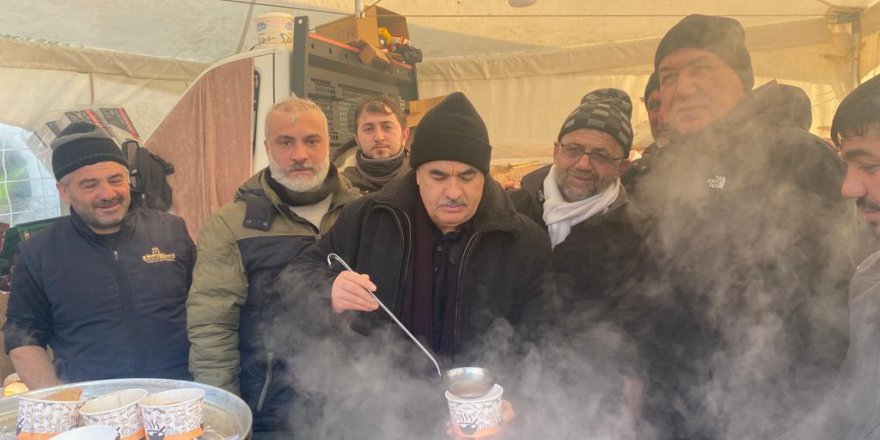 VALİ DAĞLI DEPREM BÖLGESİNDE ÇORBA DAĞITTI