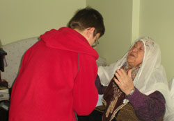 Öğrenciler  yaşlıları unutmadı