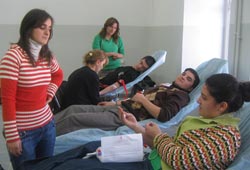 Öğrencilerden kan jesti