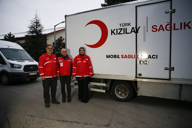 TÜRK KIZILAYIN ARAÇLARI DEPREM BÖLGESİNE GİTTİ