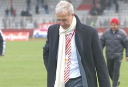 Başını yerden kaldırmadı