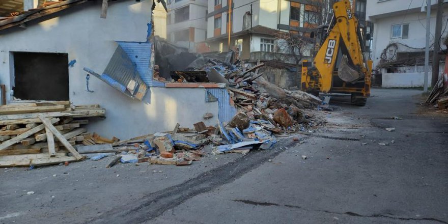 451 RİSKLİ BİNA YIKILDI
