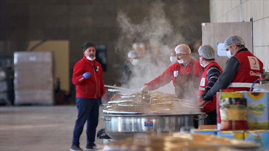 TÜRK KIZILAY, SICAK YEMEK İHTİYACINI KARŞILIYOR