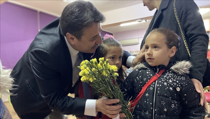 OKULDA ÇİÇEKLERLE KARŞILANDILAR