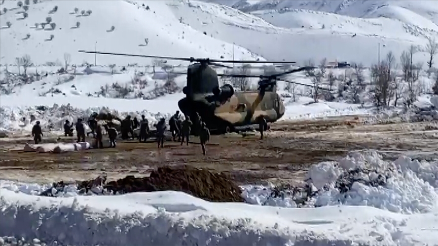HELİKOPTERLERLE YARDIMLAR SÜRÜYOR