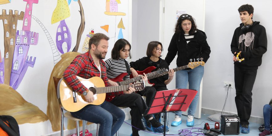 ÇOCUKLAR DEPREMİN İZLERİNİ ATAKUM’DA SİLİYOR