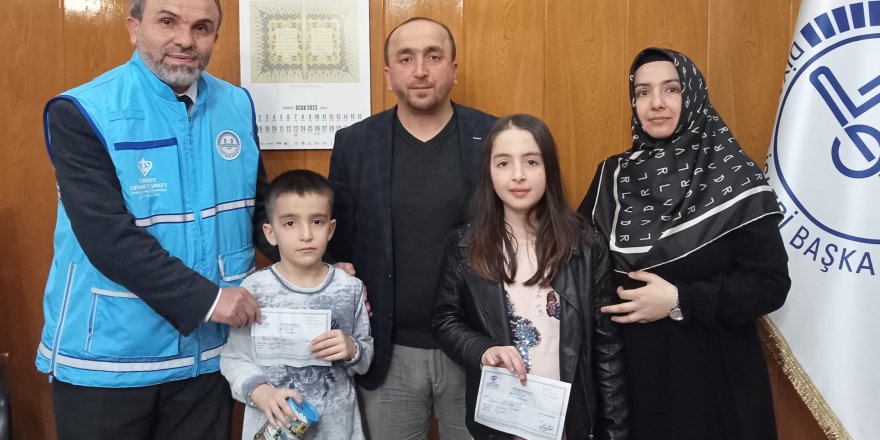 İKİ KARDEŞ BİRİKTİRDİKLERİ PARAYI DEPREMZEDELERE BAĞIŞLADI