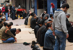 Namazını sokakta kıldılar