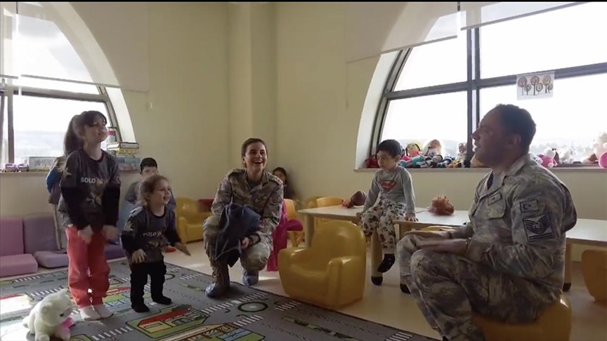 MEHMETÇİK ÇOCUKLARIN YARALARINI SARIYOR