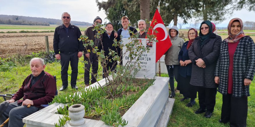 KABRİ BAŞINDA DUALARLA ANILDI