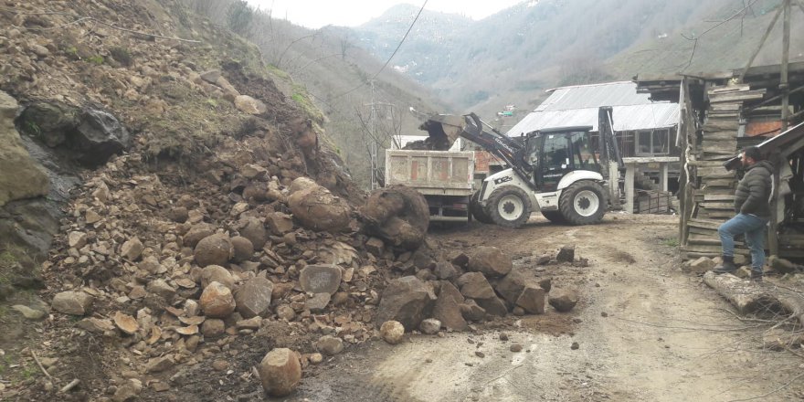 HEYELAN NEDENİYLE GRUP  YOLU ULAŞIMA KAPANDI