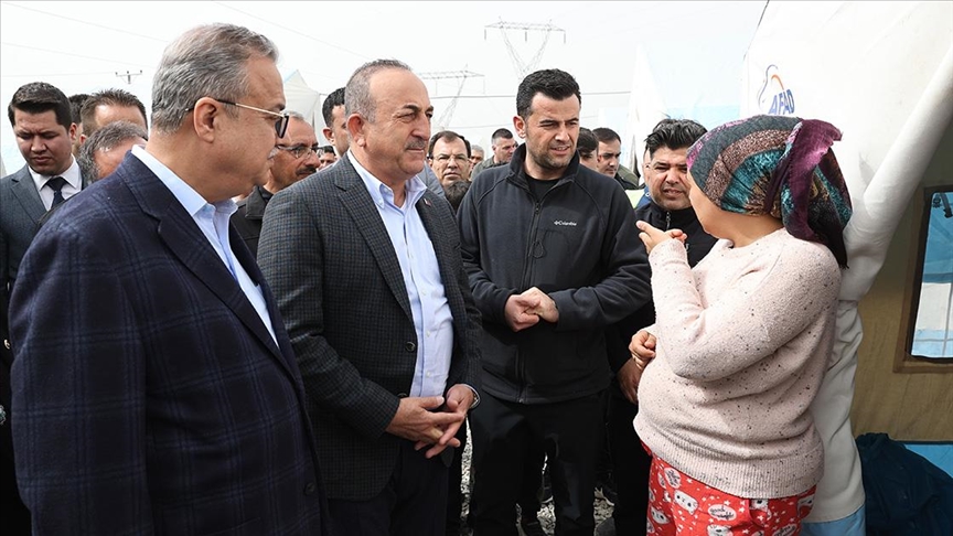 BAKAN ÇAVUŞOĞLU DEPREMZEDELERLE GÖRÜŞTÜ