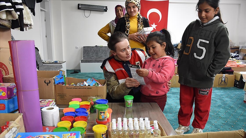 MEHMETÇİK DEPREMZEDELERİN İHTİYAÇLARINI KARŞILIYOR