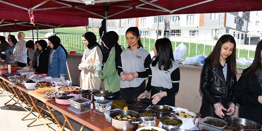 ÖĞRENCİLER DEPREMZEDELER YARARINA KERMES DÜZENLEDİ