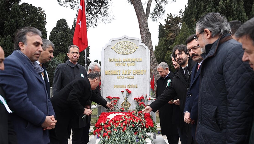 MİLLİ ŞAİR MEHMET AKİF ERSOY KABRİ BAŞINDA ANILDI