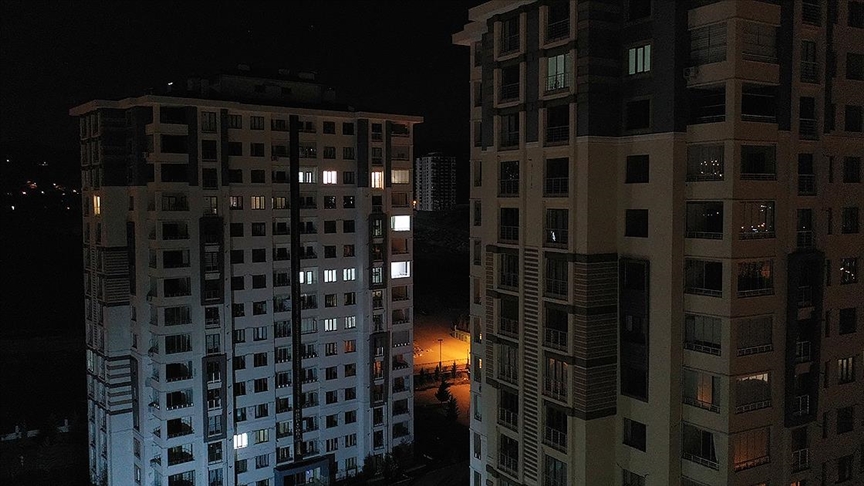 AÇIK KALAN LAMBALARI HALA YANIYOR