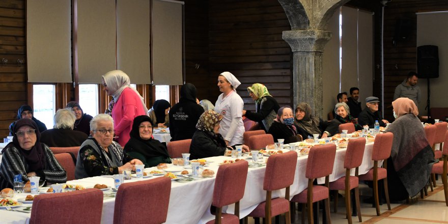 YAŞLILAR İÇİN ÖZEL PROGRAM