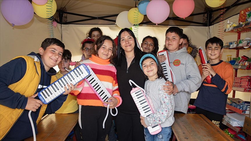 ÇADIR SINIFTAN MELODİKA SESİ YÜKSELİYOR