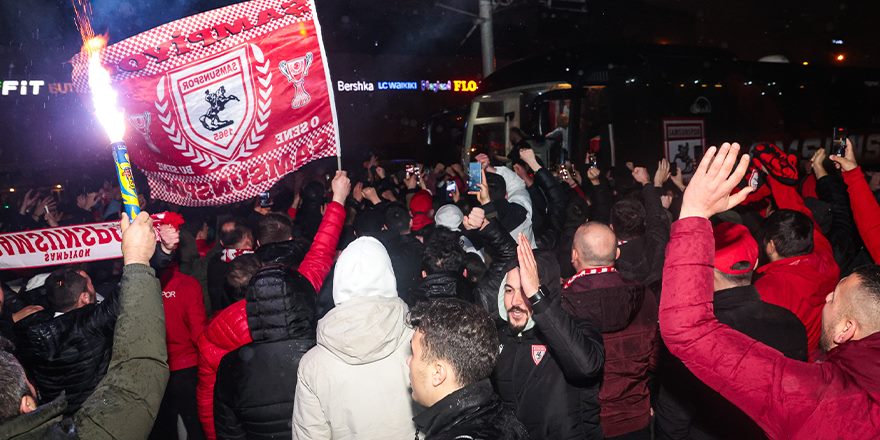 TARAFTARLAR SAMSUNSPOR'U MEŞALELERLE KARŞILADI