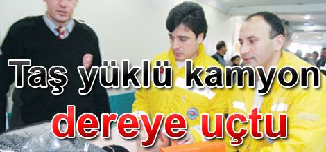 Taş yüklü kamyon dereye uçtu