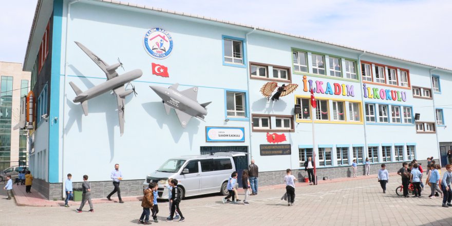 MAKETLERİ OKUL DUVARLARINDA SERGİLENİYOR