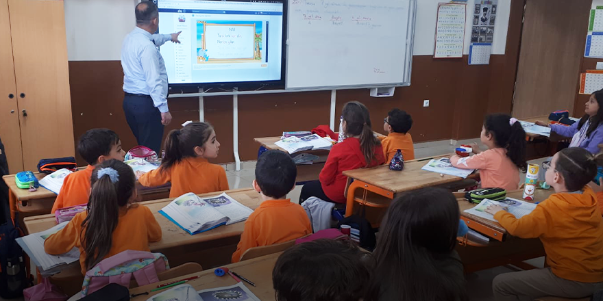 ETKİLEŞİMLİ TAHTA ÇALIŞMALARI DEVAM EDİYOR