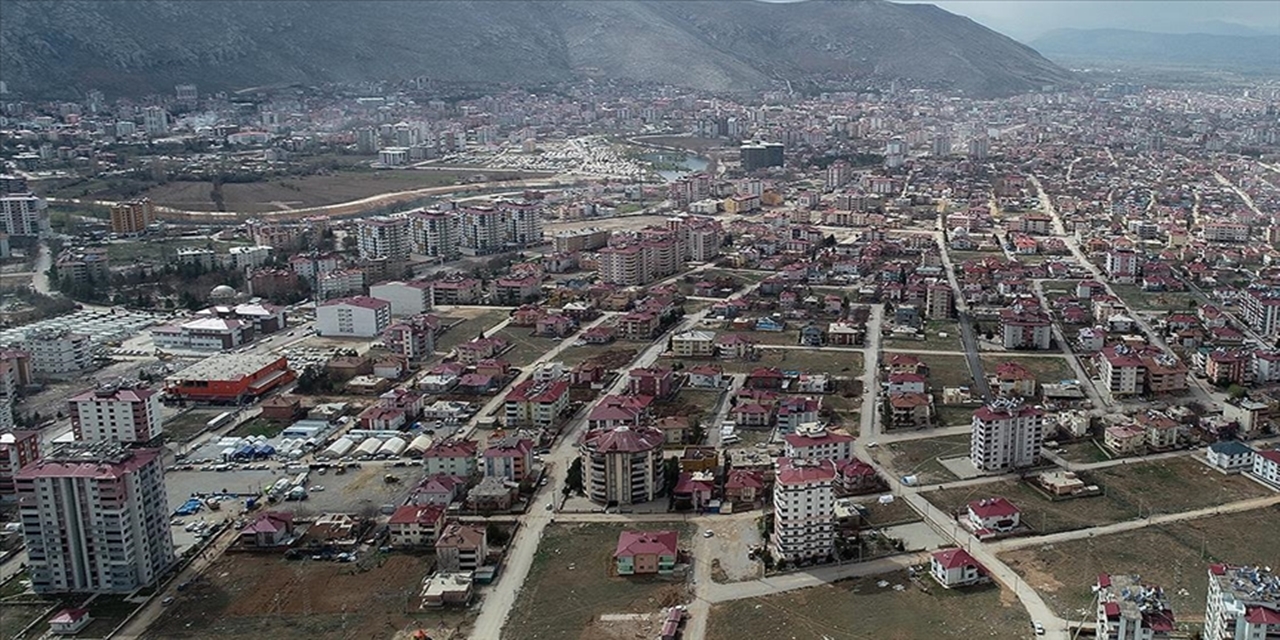 Hasarsız ve az hasarlı binaların tamamına doğal gaz verildi