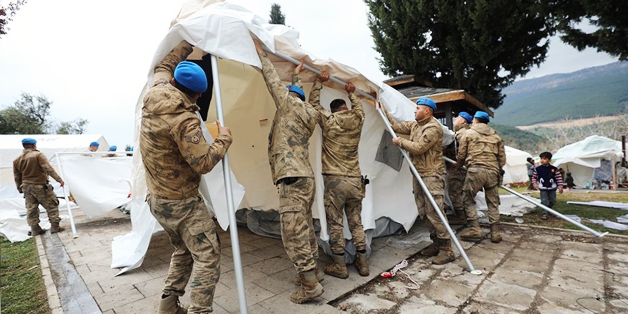 Komandolar bölgede yaraları sarıyor