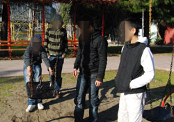 Ellerinde kalem yerine bıçak var