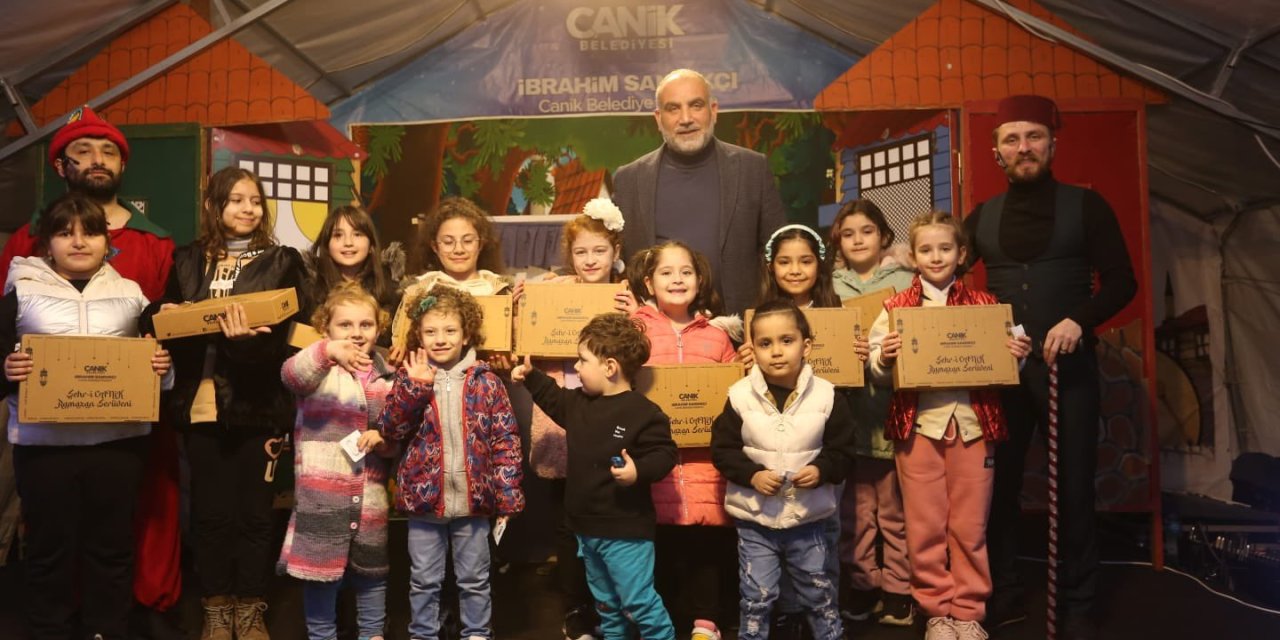 Canik Belediyesi'nden çocuklara fotoğraf makinesi hediyesi