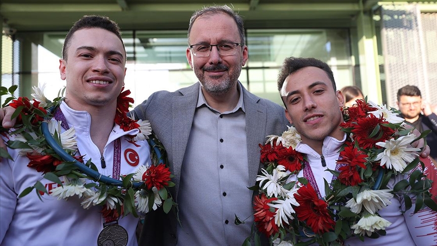 Bakan Kasapoğlu sporcuları karşıladı