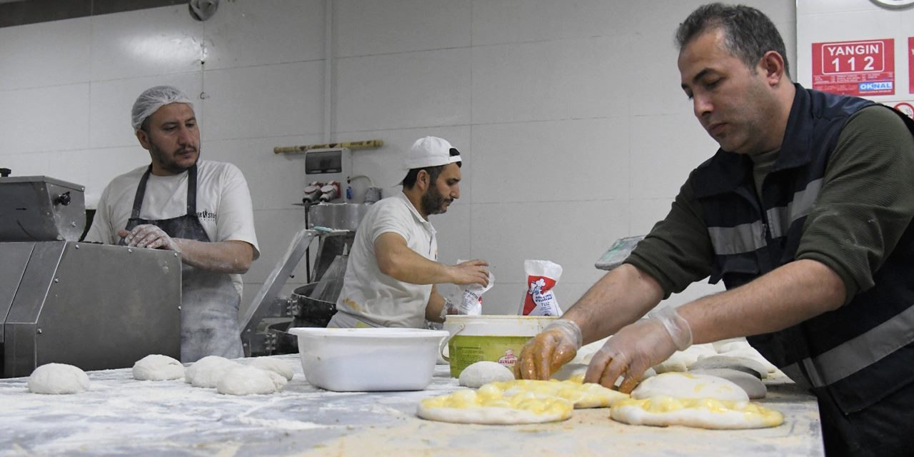 Afetzedeler için pide yapıp dağıtılıyor
