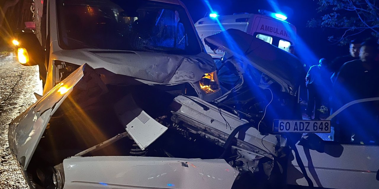 Kamyonet ile otomobilin çarpıştı: 2 kişi yaralandı