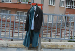 Askıda takım elbise!