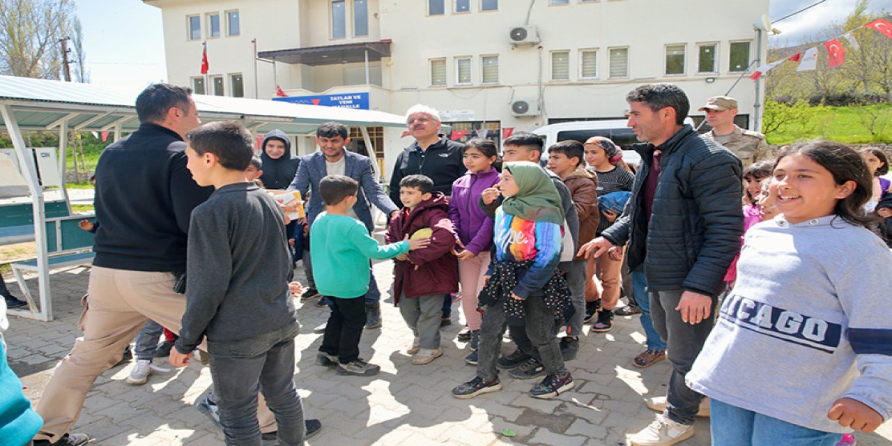 Depremzede çocukların yüzü hediyelerle gülüyor