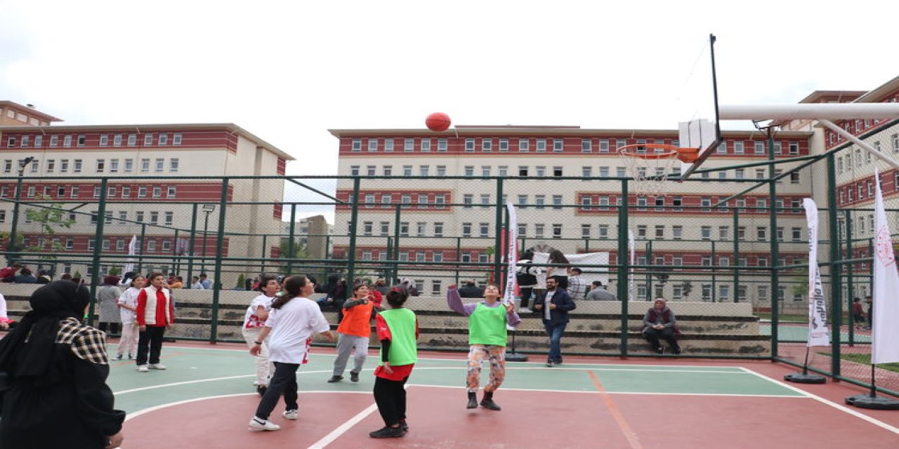 Çocuklar depremin izlerini sporla silmeye çalışıyor