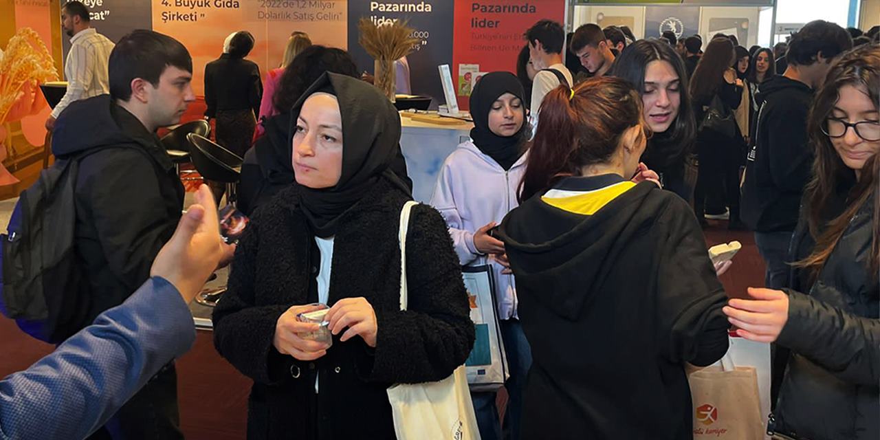 YEDAŞ stant açarak gençlerle bir araya geldi