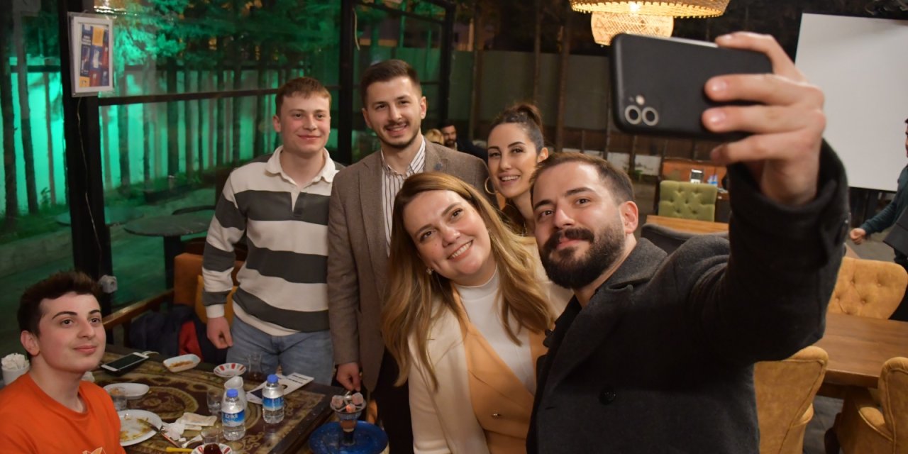 Gençlerle bir araya geldi