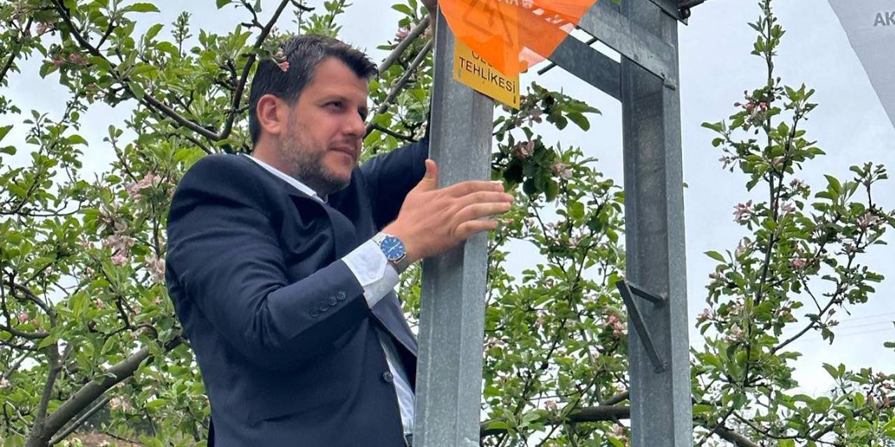 Elektrik direğine çıkarak parti bayrağı astı