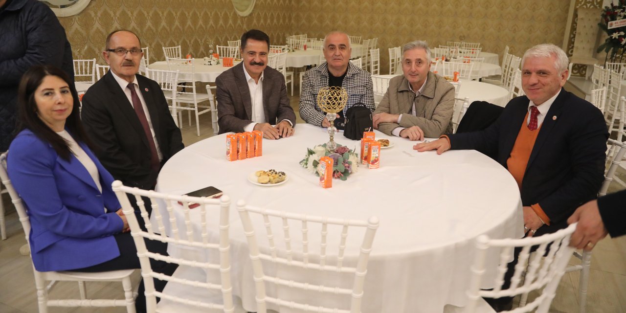 “Demokrasi için el birliğiyle çalışmalıyız”
