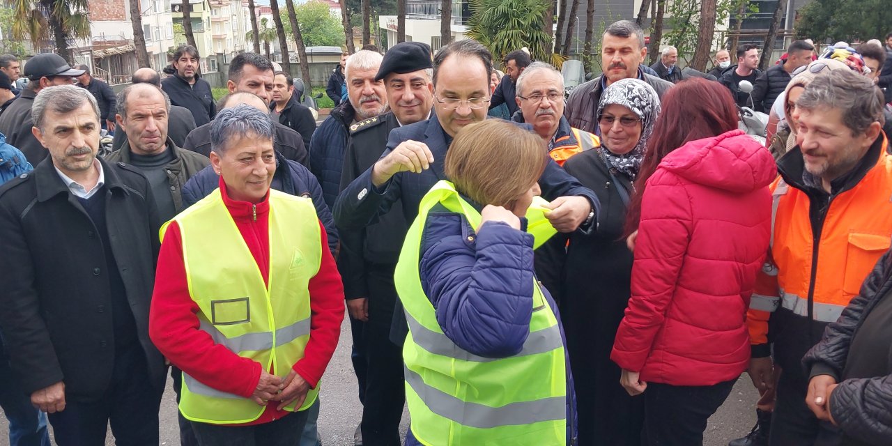 Bisiklet ve motosiklet sürücülerine reflektif yelek dağıtıldı