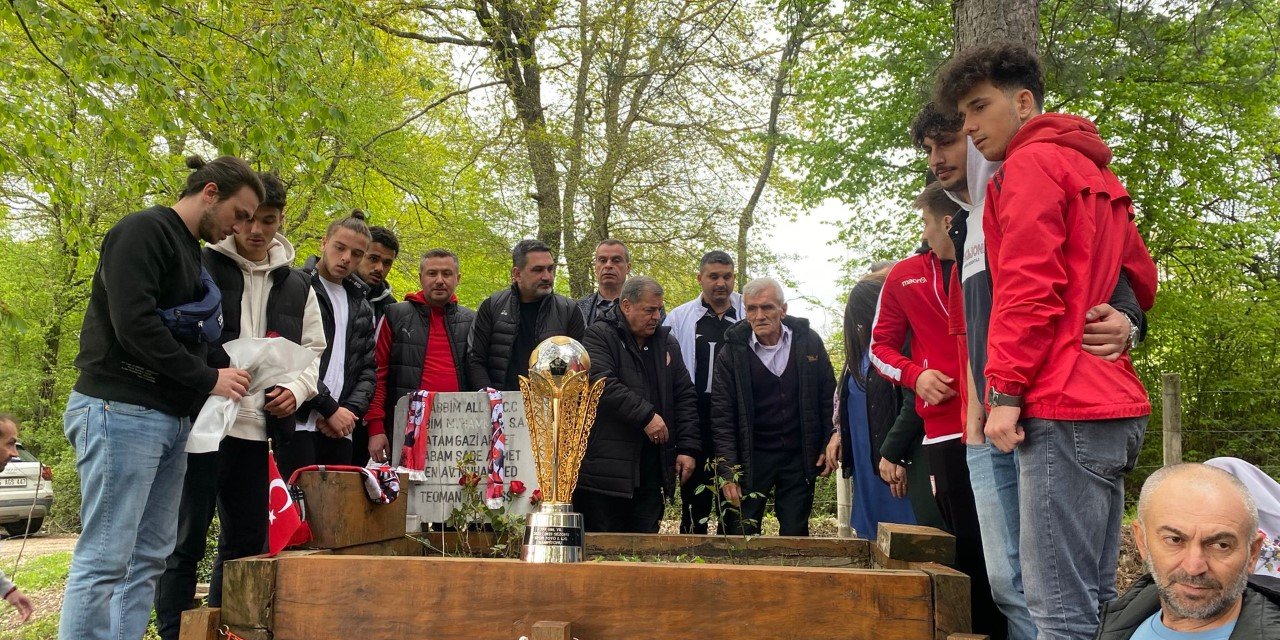 Şampiyonluk kupası Taş'ın mezarına götürüldü