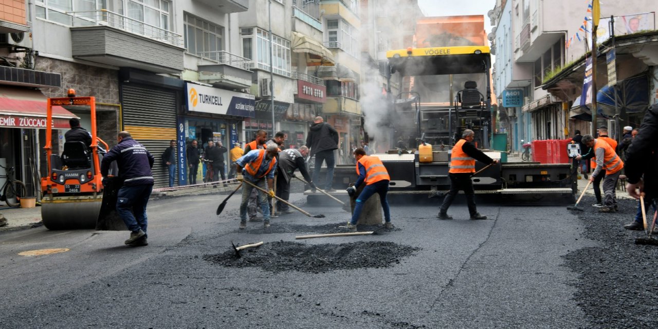 Belediye ekiplerinden sıcak asfalt uygulaması