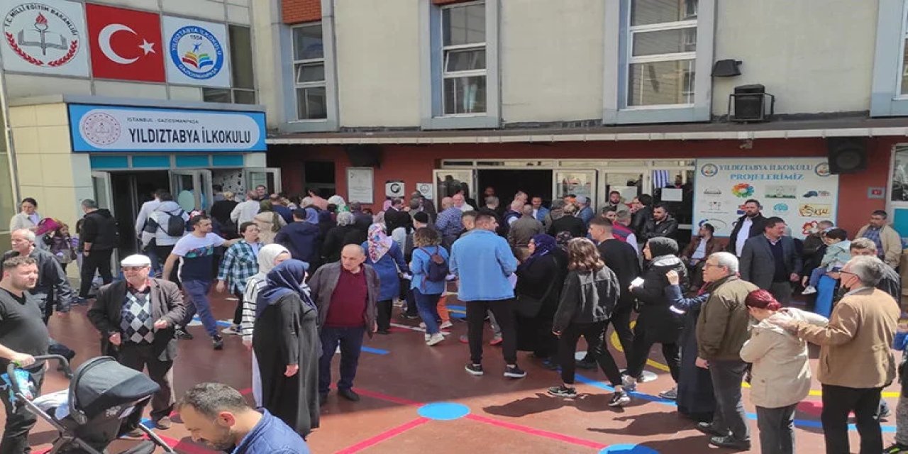 Okullarda oy kullanma yoğunluğu sürüyor