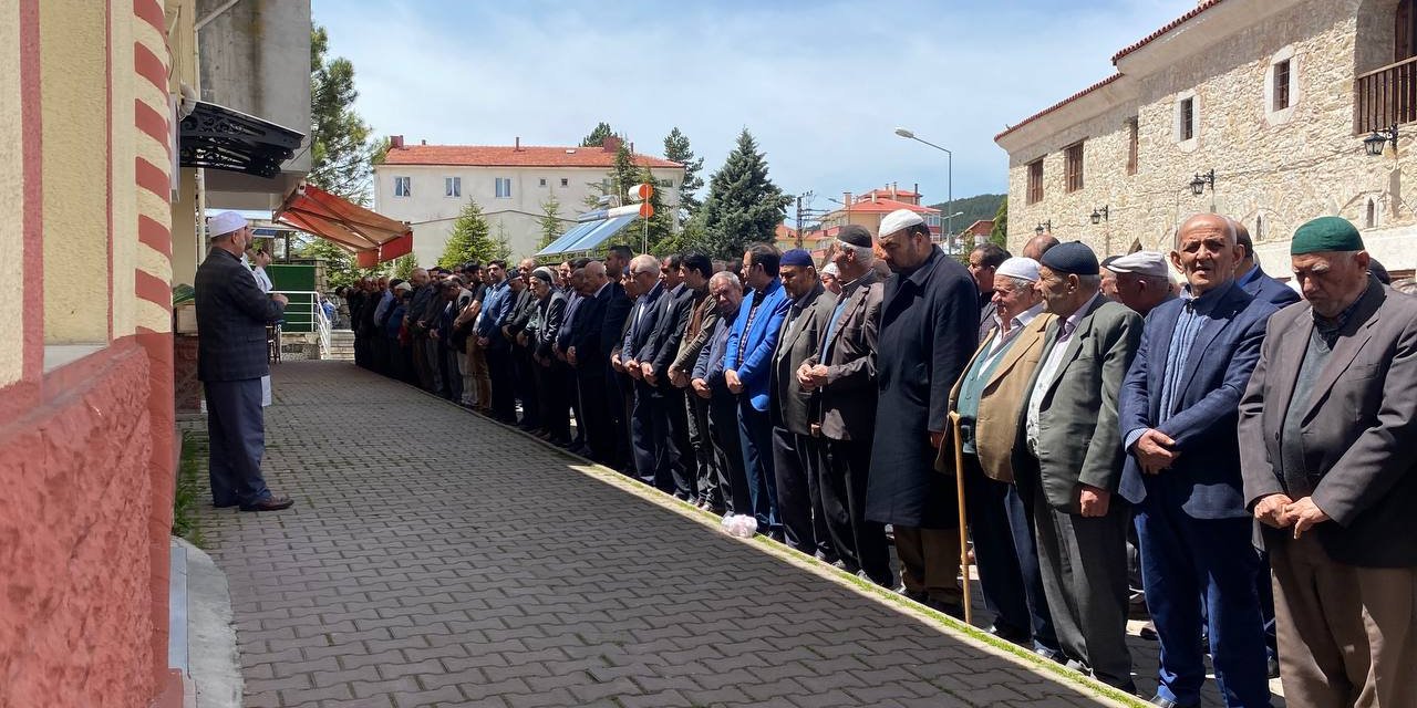Seçimden dönüş yolunda rahatsızlanarak ölen kadın toprağa verildi