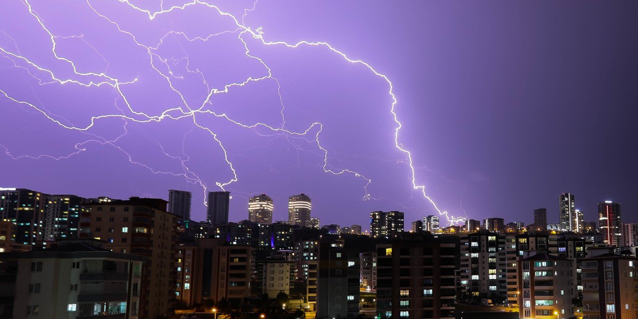 Samsun'da şimşekli gece