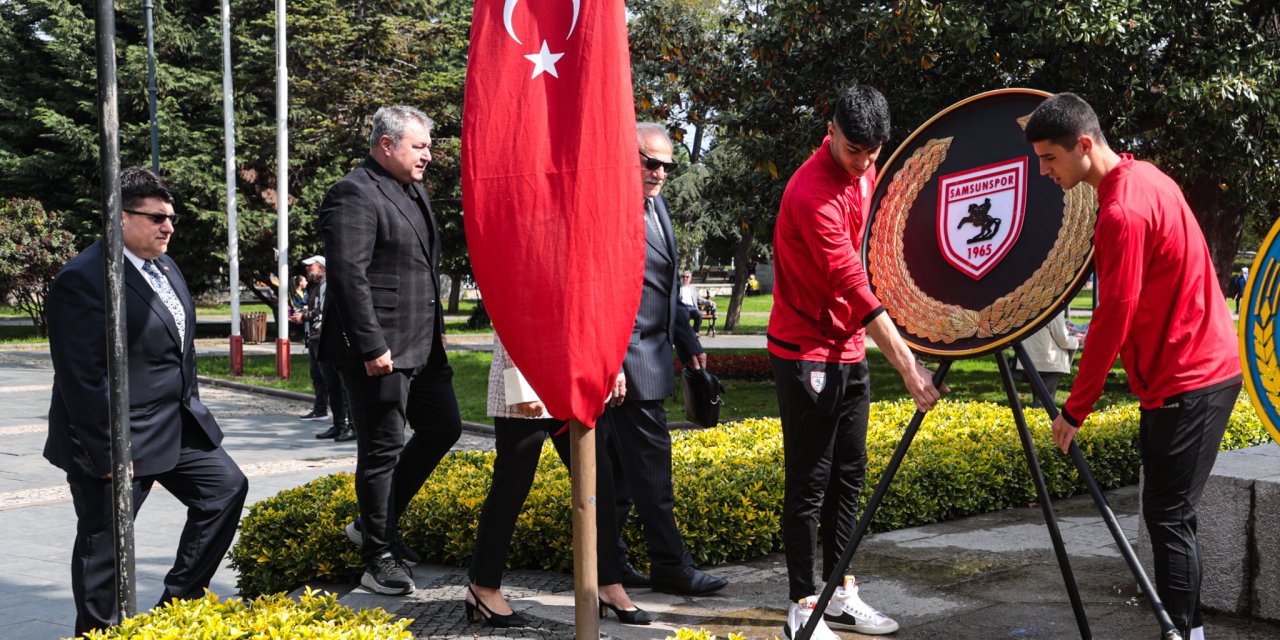 Samsunspor Atatürk Anıtı'na çelenk bıraktı